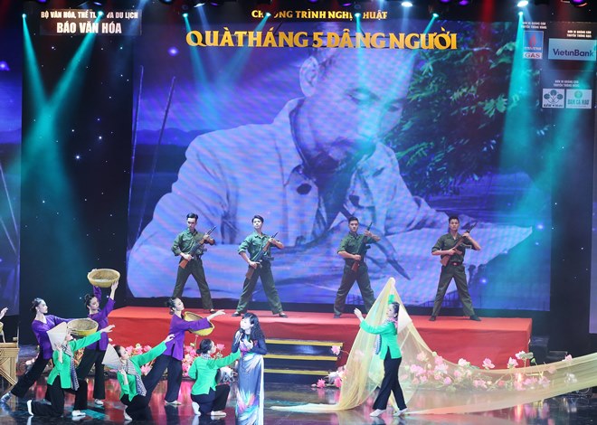 Chương trình nghệ thuật 'Quà tháng 5 dâng Người' ảnh 3